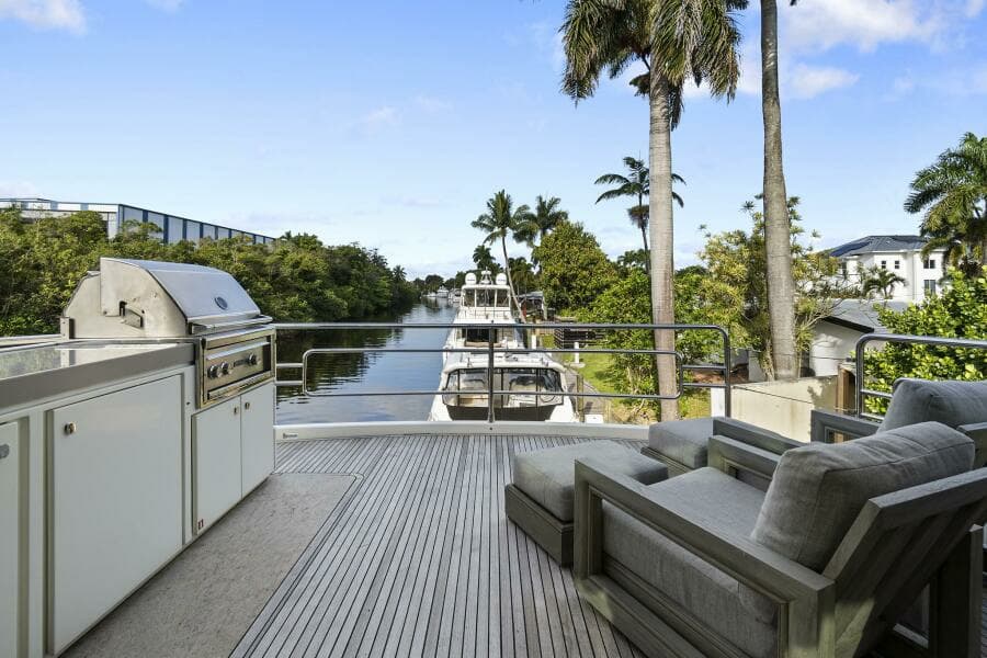 2021 Monte Carlo Yachts MCY 76 Skylounge