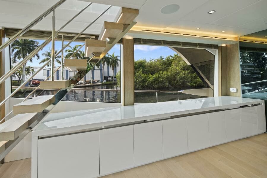 2021 Monte Carlo Yachts MCY 76 Skylounge