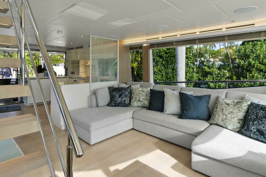 2021 Monte Carlo Yachts MCY 76 Skylounge