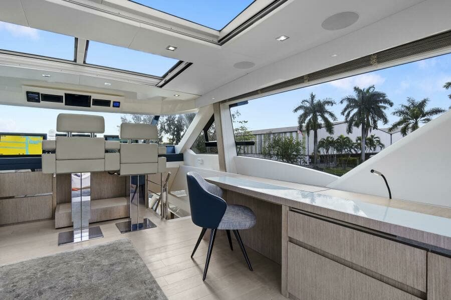 2021 Monte Carlo Yachts MCY 76 Skylounge