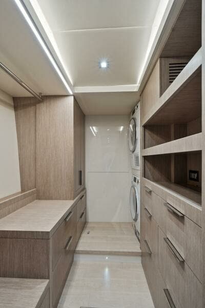 2021 Monte Carlo Yachts MCY 76 Skylounge