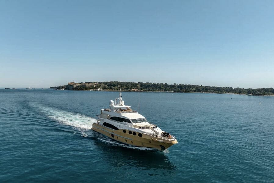 2012 Gulf Craft Majesty 125