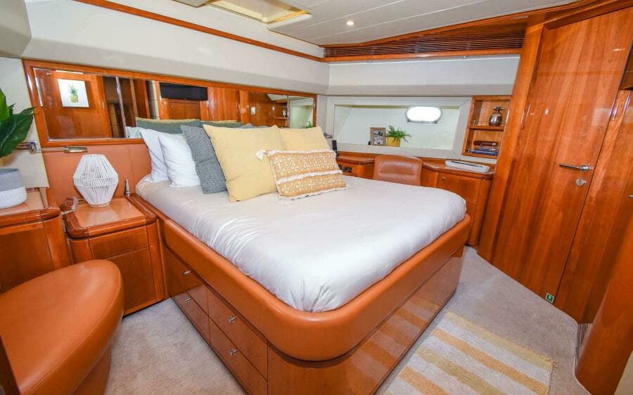 2006 Ferretti Yachts 881