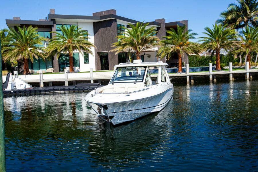 2019 Boston Whaler 380 Realm