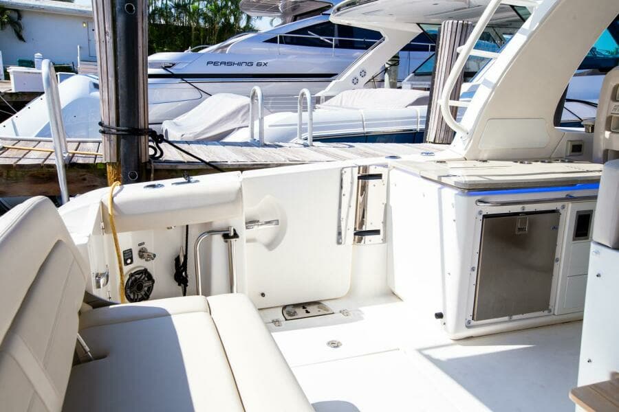 2019 Boston Whaler 380 Realm