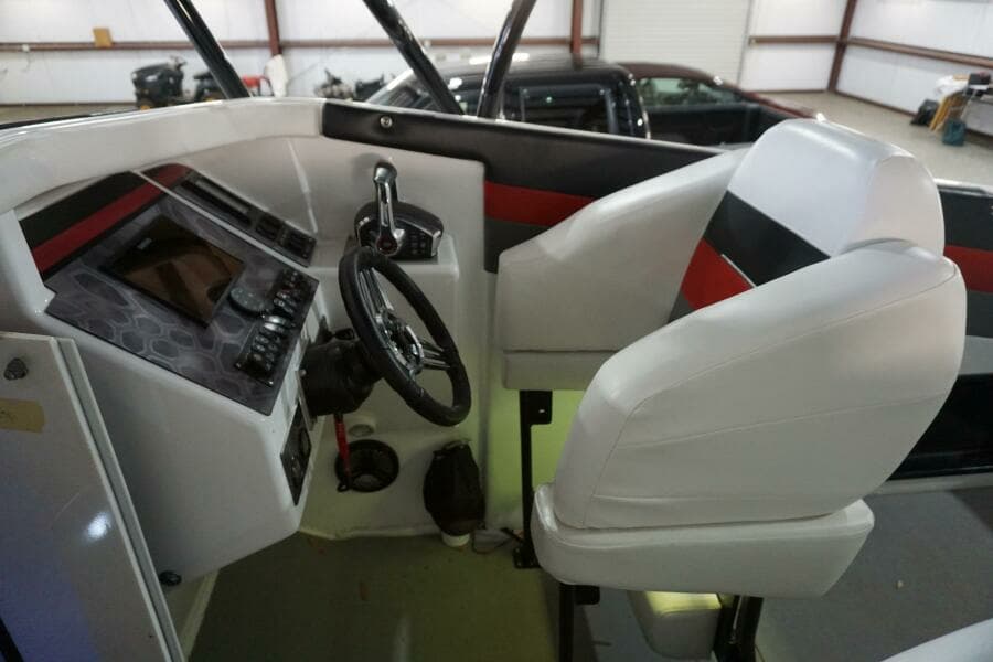 1998 32 Active Thunder 32 CC Ms. Rita Helm Seating (4)