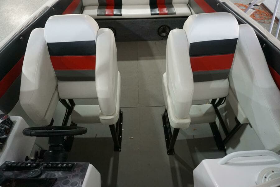 1998 32 Active Thunder 32 CC Ms. Rita Helm Seating (1)