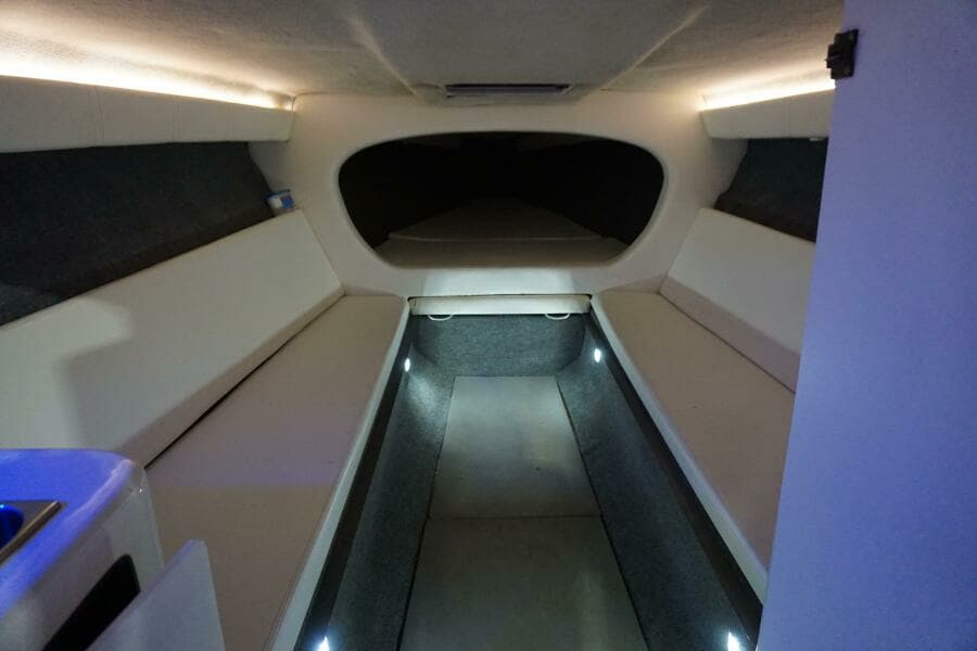 1998 32 Active Thunder 32 CC Ms. Rita V Berth (3)