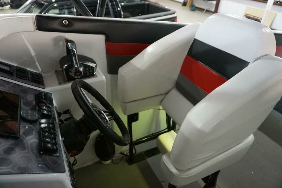 1998 32 Active Thunder 32 CC Ms. Rita Helm Seating (5)