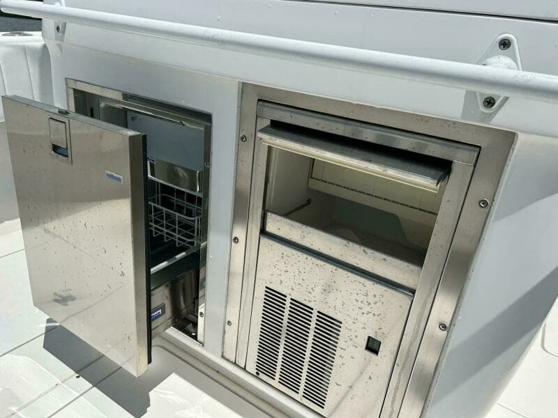 2011 Intrepid 323 Cuddy