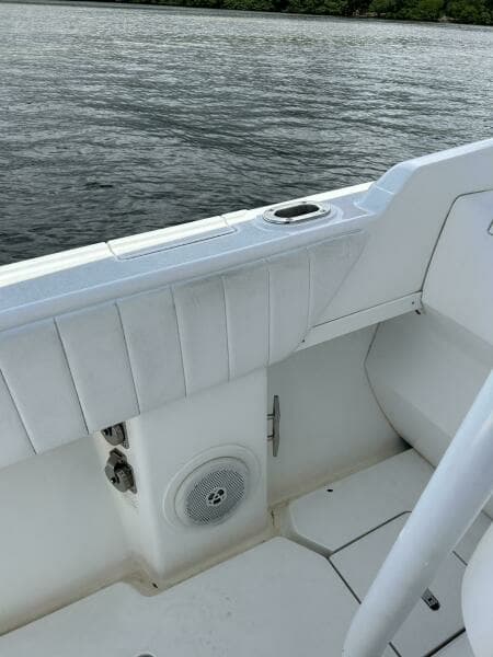 2011 Intrepid 323 Cuddy