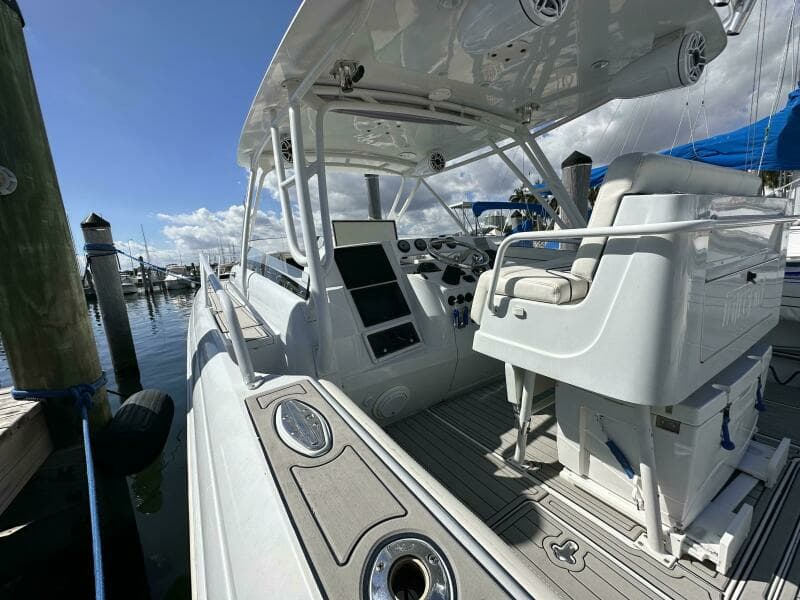 2002 Intrepid 377 Walkaround Cuddy