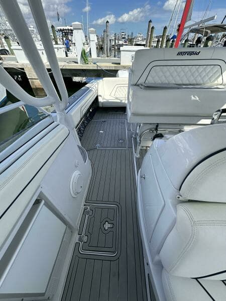 2002 Intrepid 377 Walkaround Cuddy
