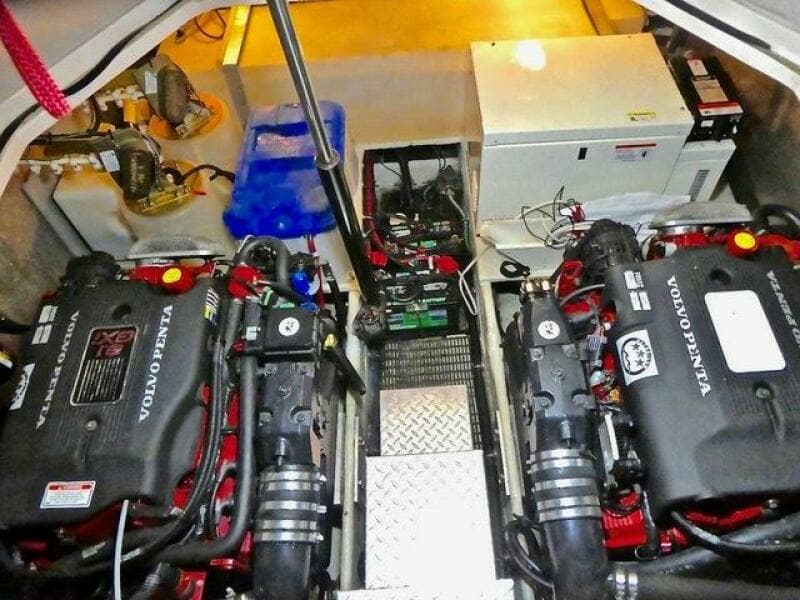 2005 Regal 3560 Commodore