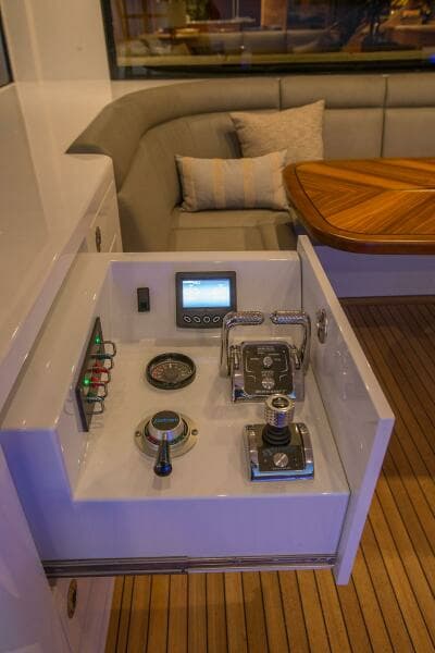 2019 115 Nordlund Expedition Yachtfisher 'Cazador' - Controls
