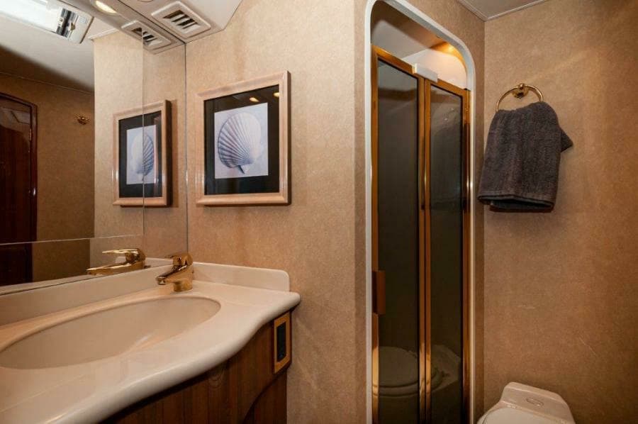 2006 45 Viking Convertible VIP Head (1)