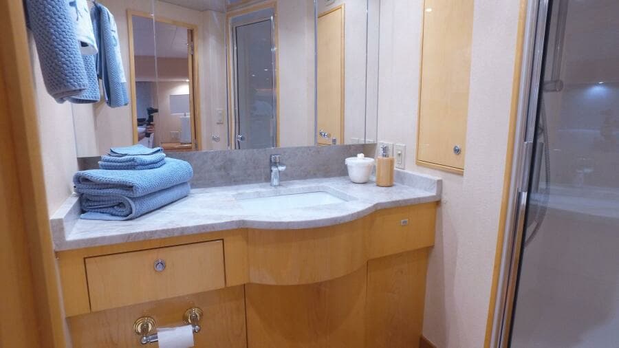 2006 Hatteras 68 Convertible