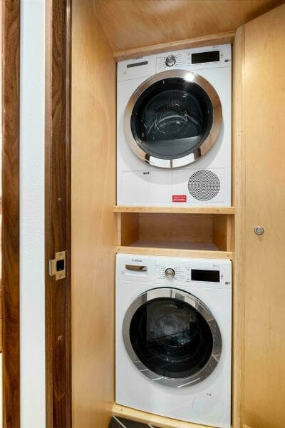 2022 Viking 75 Motor Yacht