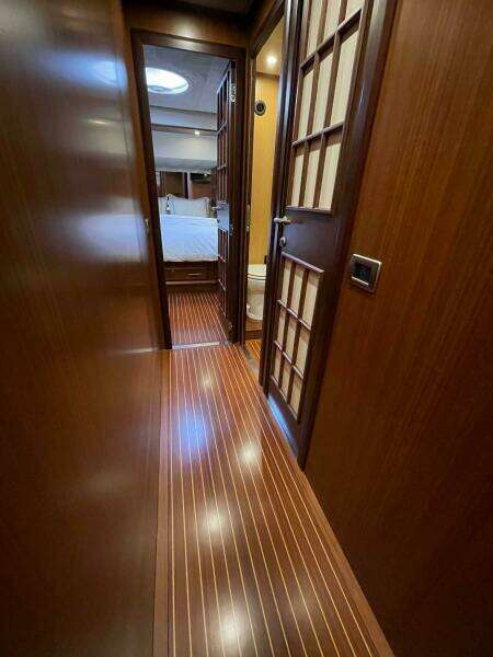 2006 Mochi Craft 74' Dolphin