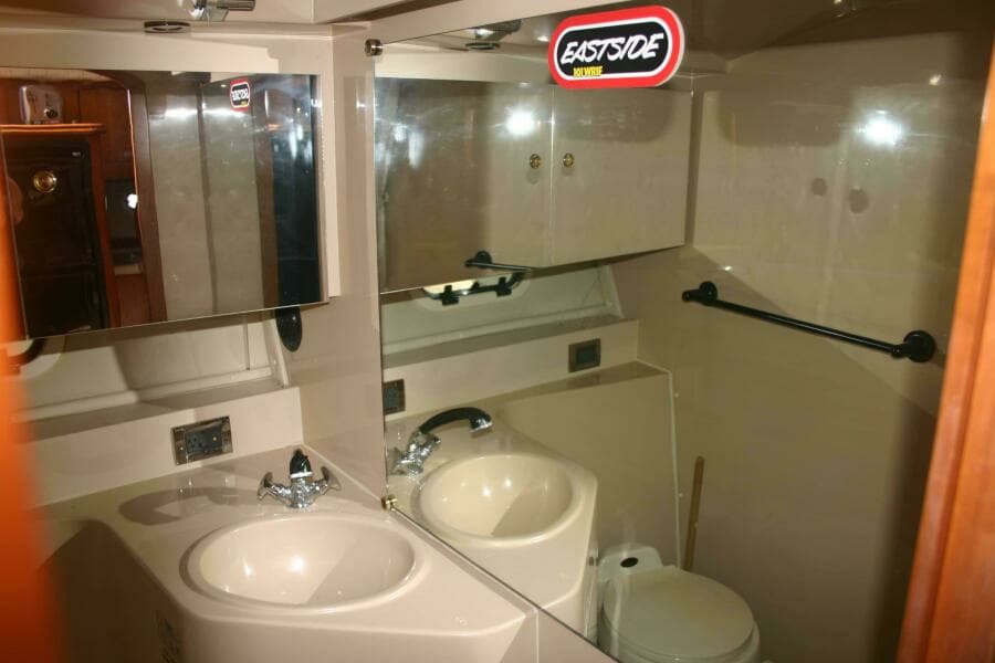 2001 Cruisers Yachts 3750 Motor Yacht