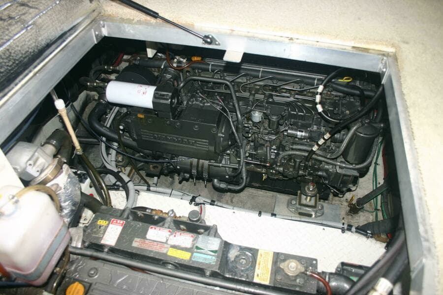 2001 Cruisers Yachts 3750 Motor Yacht