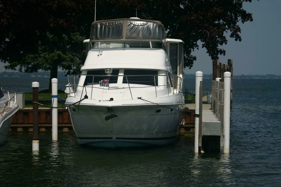 2001 Cruisers Yachts 3750 Motor Yacht