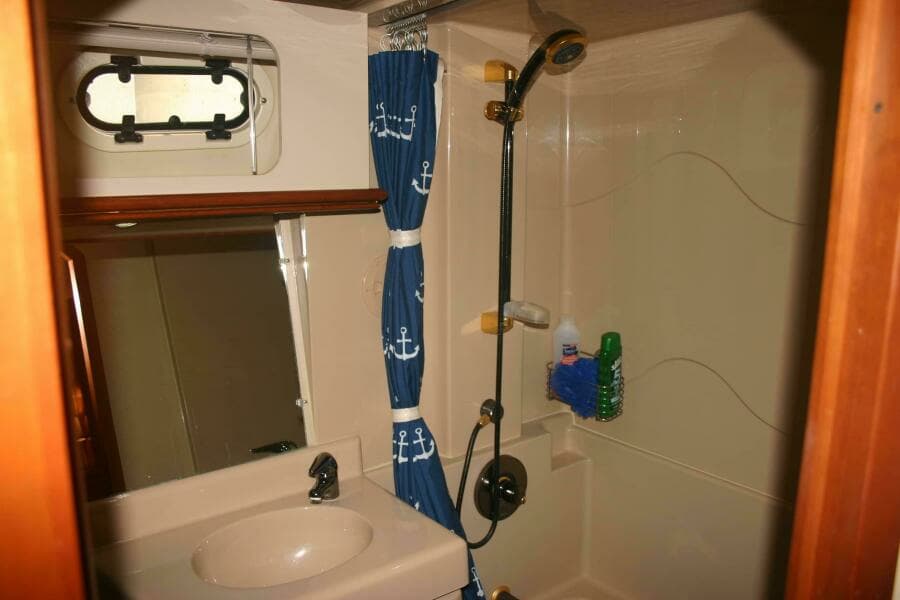 2001 Cruisers Yachts 3750 Motor Yacht