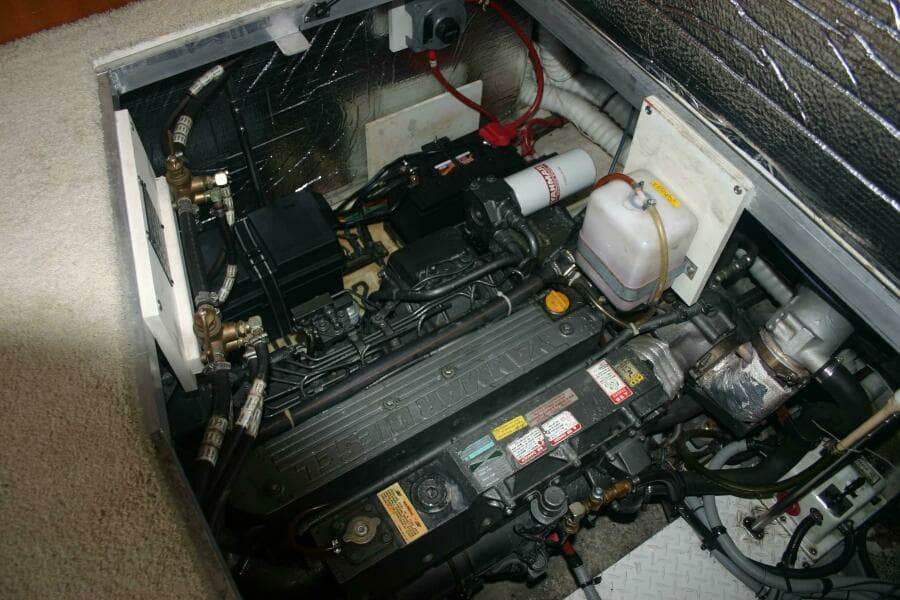 2001 Cruisers Yachts 3750 Motor Yacht