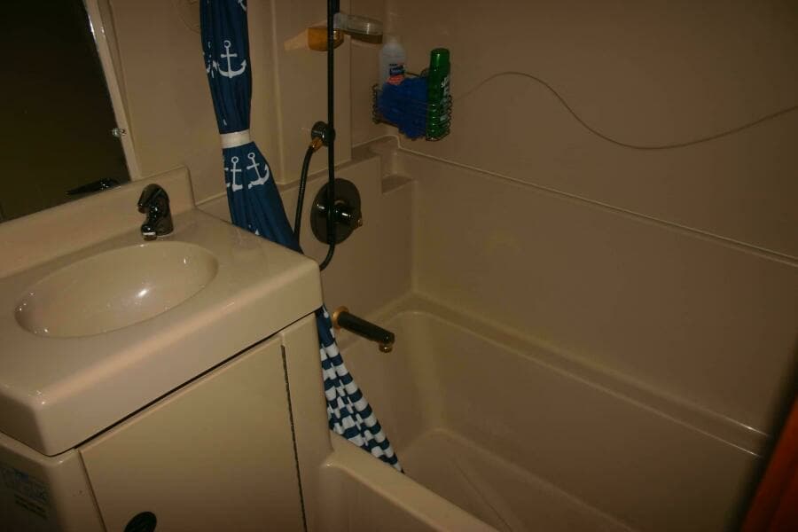 2001 Cruisers Yachts 3750 Motor Yacht