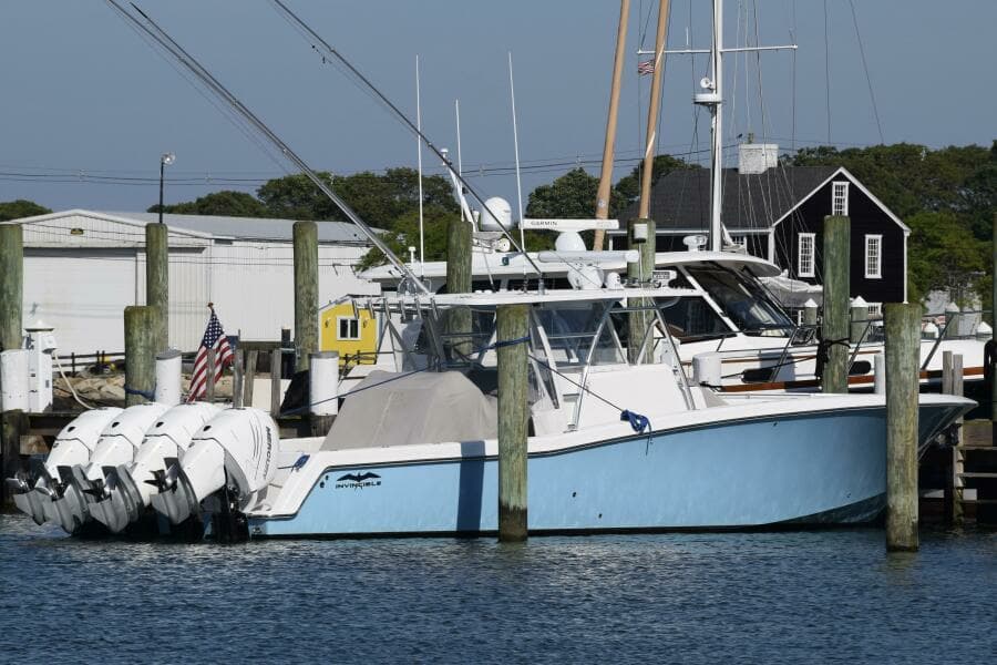 2018 Invincible 42 Center Cabin