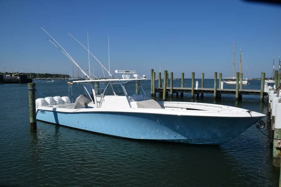 2018 Invincible 42 Center Cabin