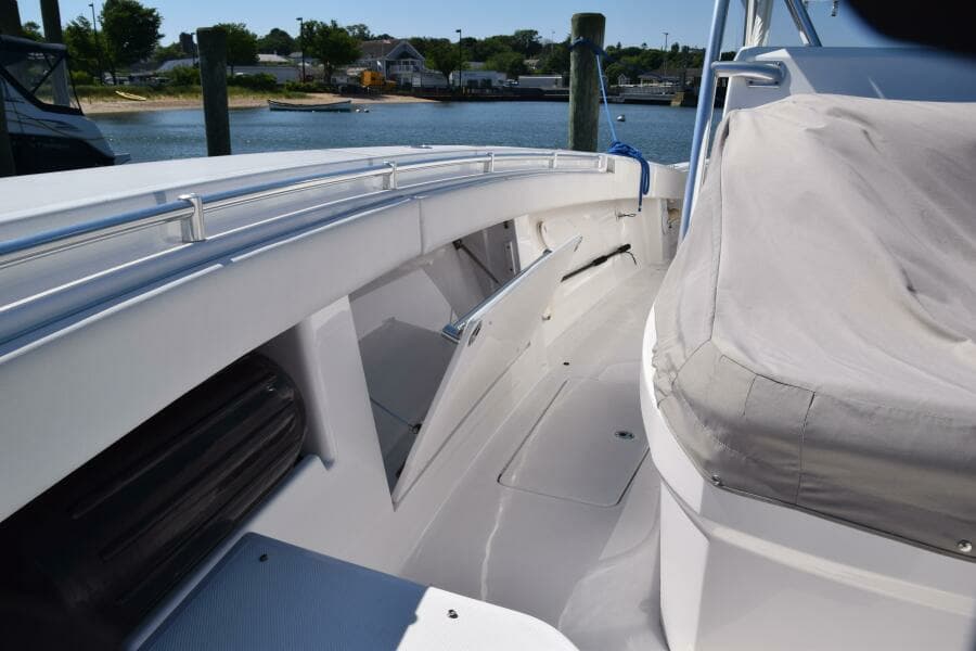 2018 Invincible 42 Center Cabin