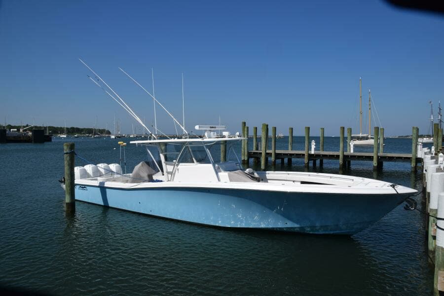 2018 Invincible 42 Center Cabin