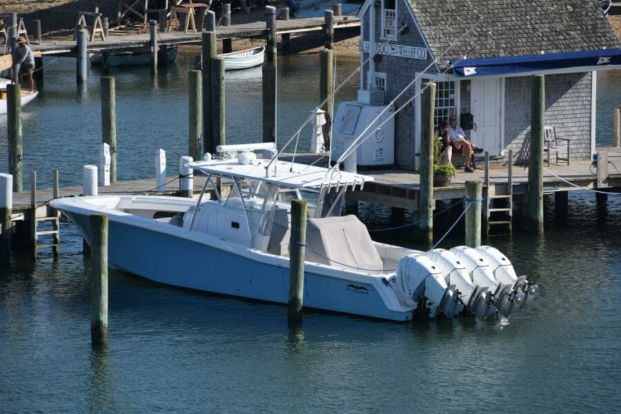 2018 Invincible 42 Center Cabin