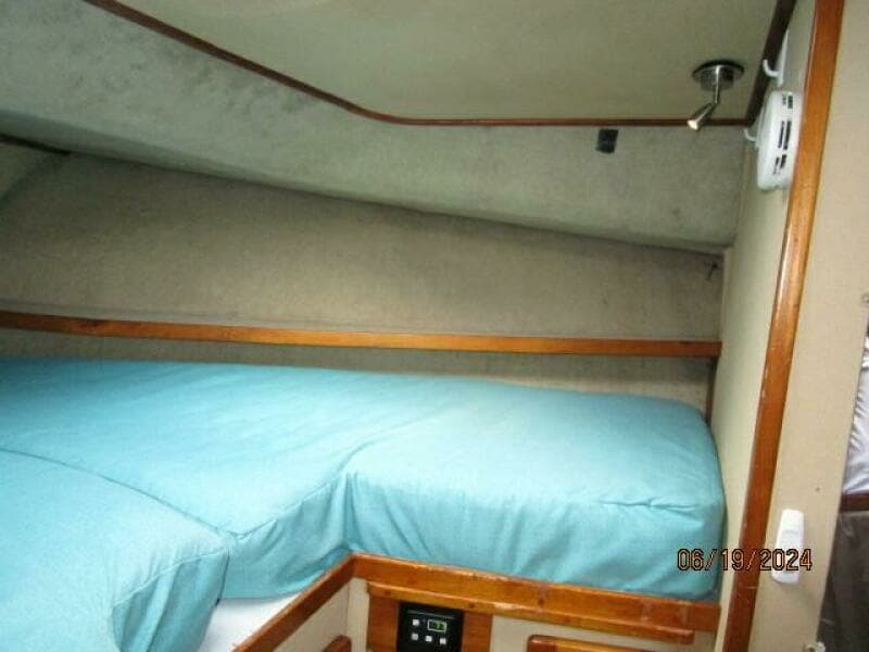 40' Mainship guest stateroom starboard