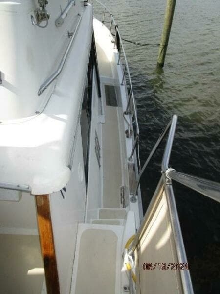 40' Mainship starboard side deck2