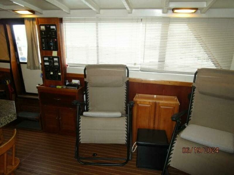 40' Mainship salon starboard