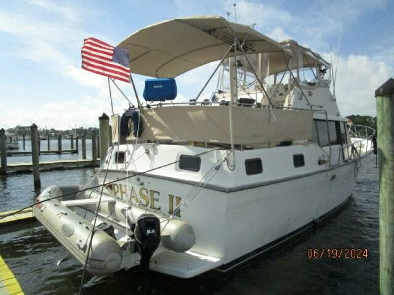 40' Mainship starboard aft profile