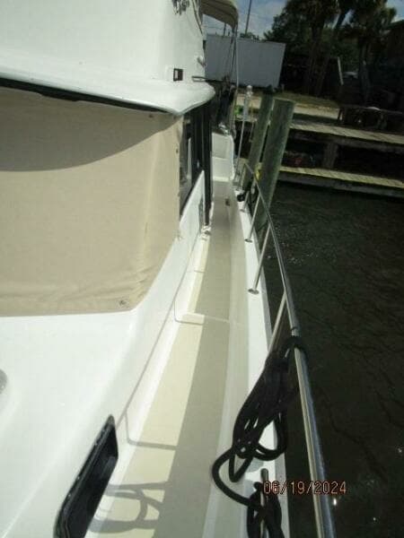40' Mainship port side deck1
