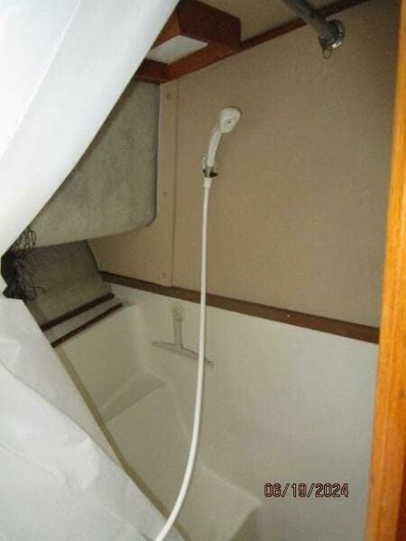 40' Mainship guest stateroom shower