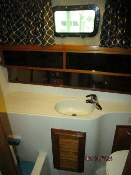 40' Mainship master stateroom head