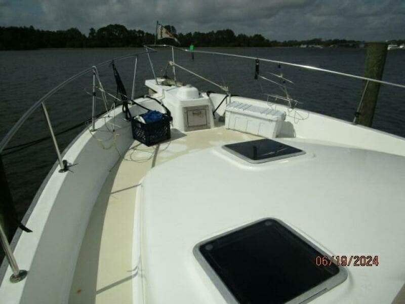 40' Mainship foredeck2