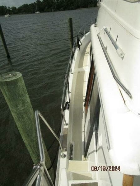 40' Mainship port side deck2