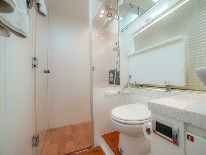 50  Fairline 2014 Cruiser "YOLO" - Head