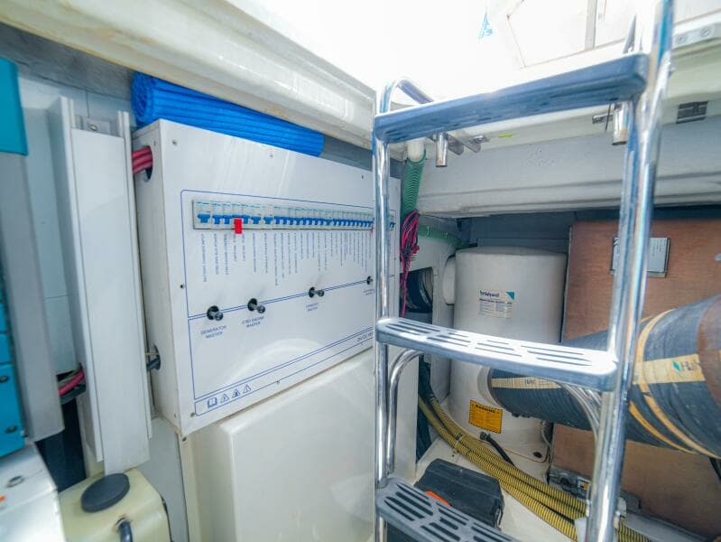 50  Fairline 2014 Cruiser "YOLO" - Engine Room