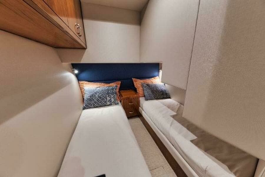 54' Hatteras GT54 - Guest Stateroom
