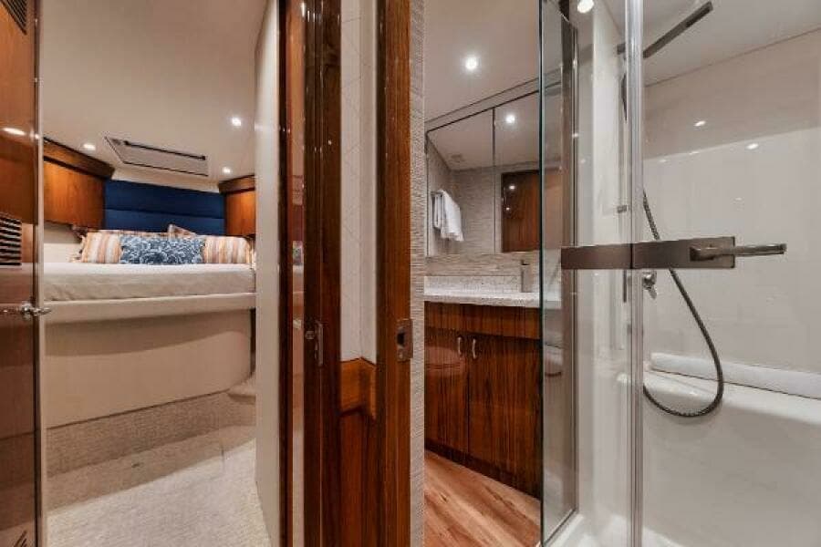 54' Hatteras GT54 - Guest Head 