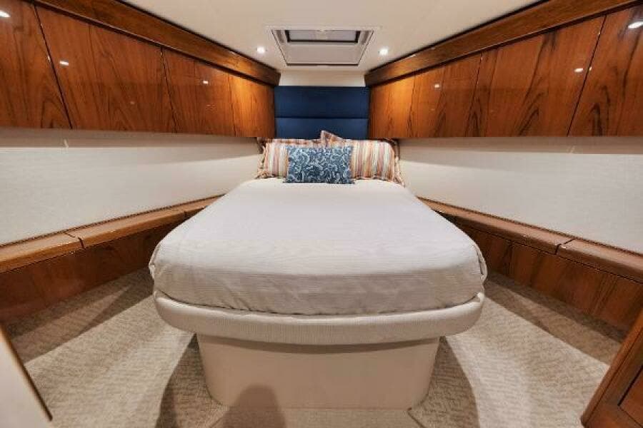 54' Hatteras GT54 - VIP Stateroom 