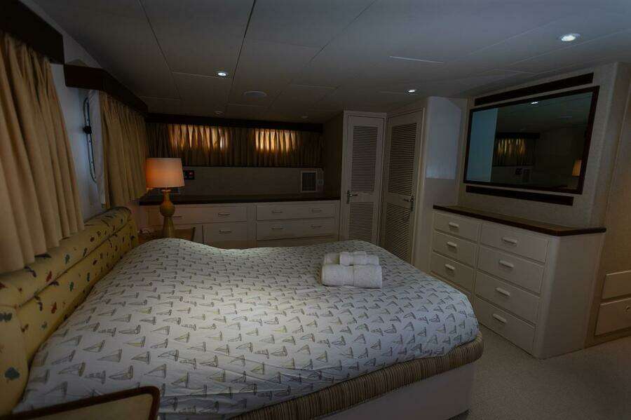 1969 Derecktor Hunt Motor Yacht