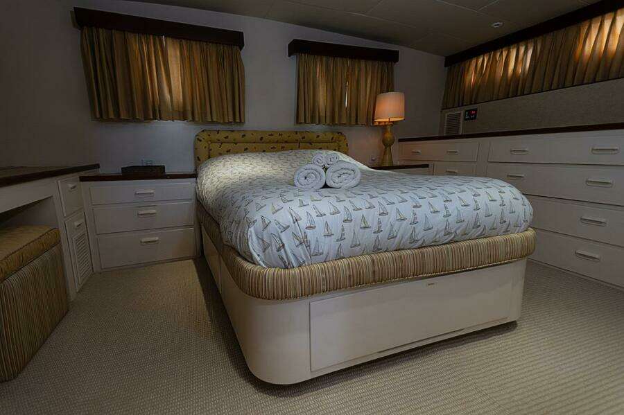 1969 Derecktor Hunt Motor Yacht